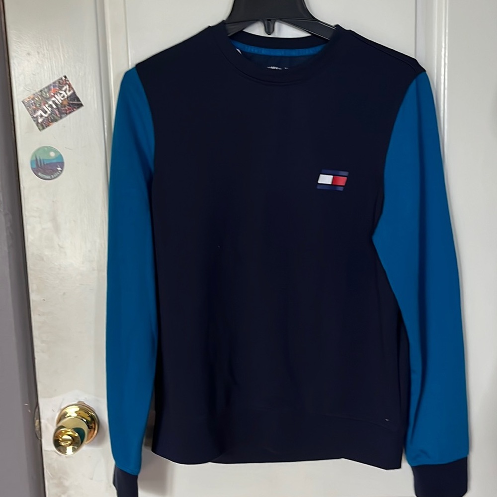 I’m selling a Tommy Hilfiger shirt, very comfy